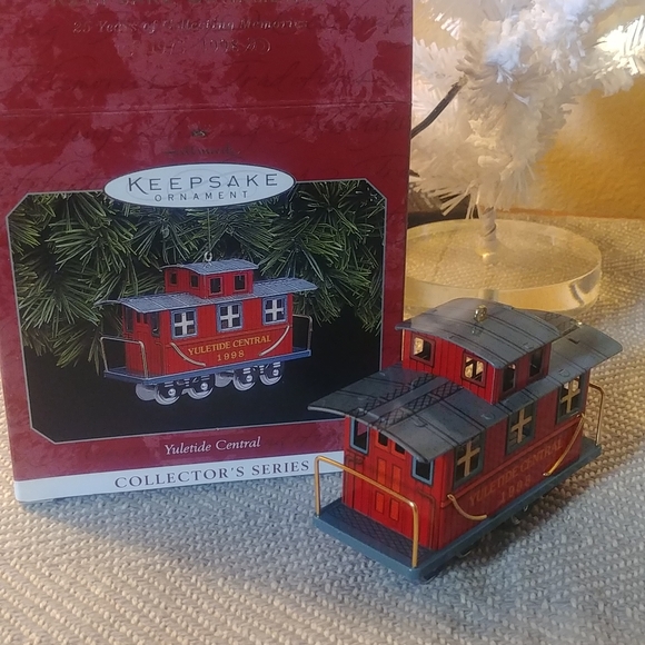 Vintage 1998 Yuletide Central 5th in series - Picture 4 of 4